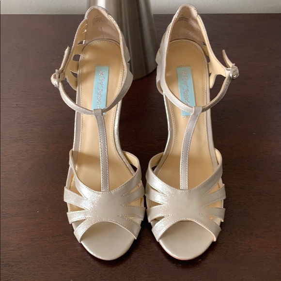 Betsey Johnson brand Silver Heels. Sz 7.5 - Picture 2 of 4